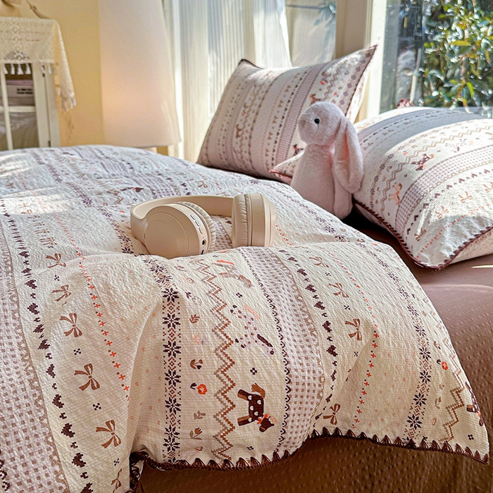 91家纺网 家纺一手货源 找家纺 梵希雅 2026新款费尔岛风贝壳边泡芙棉四件套床单被套宿舍三件套单品 焦糖木马