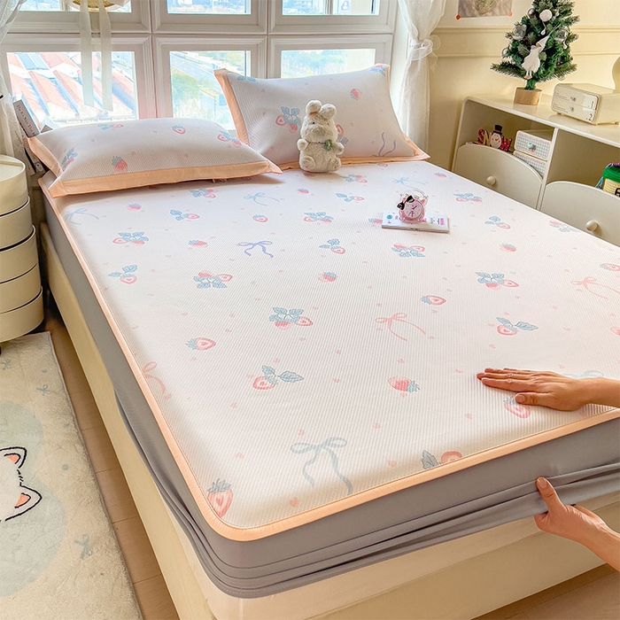 91家纺网 家纺一手货源 找家纺 宜派家纺 2026新款夏季花卉冰丝凉席床笠凉感值过0.21单件夏天冰豆豆A类可机洗学生宿舍空调软席 草莓甜心-床笠