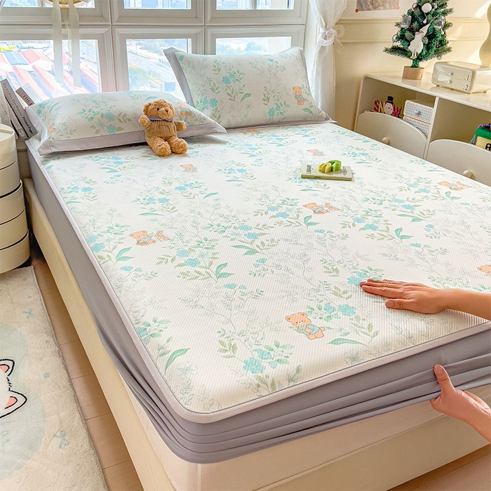 91家纺网 家纺一手货源 找家纺 宜派家纺 2026新款夏季花卉冰丝凉席床笠凉感值过0.21单件夏天冰豆豆A类可机洗学生宿舍空调软席 丛林小熊-床笠