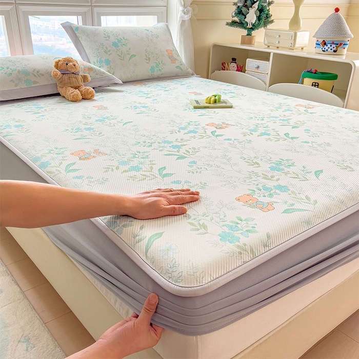 91家纺网 家纺一手货源 找家纺 宜派家纺 2026新款夏季花卉冰丝凉席床笠凉感值过0.21单件夏天冰豆豆A类可机洗学生宿舍空调软席 丛林小熊-床笠