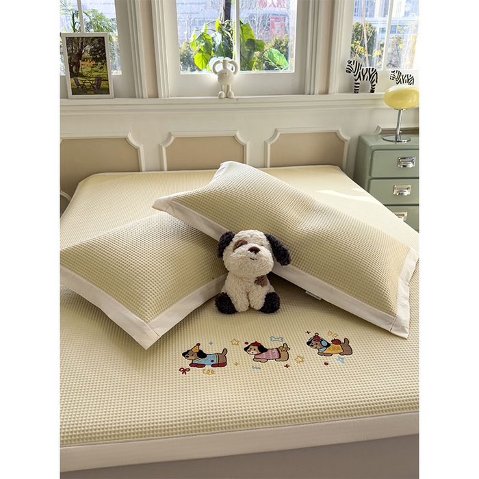 91家纺网 家纺一手货源 找家纺 宜派家纺 2026新款乙纶冰豆豆凉席卡通刺绣印花小红书爆款凉豆豆绣花床席凉感值过0.21冰丝席 趣味腊肠狗-床席