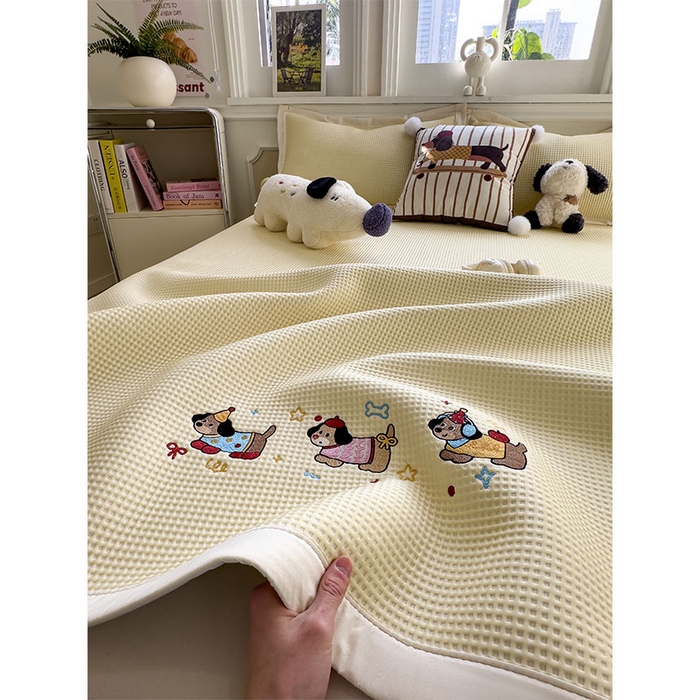 91家纺网 家纺一手货源 找家纺 宜派家纺 2026新款乙纶冰豆豆凉席卡通刺绣印花小红书爆款凉豆豆绣花床席凉感值过0.21冰丝席 趣味腊肠狗-床席