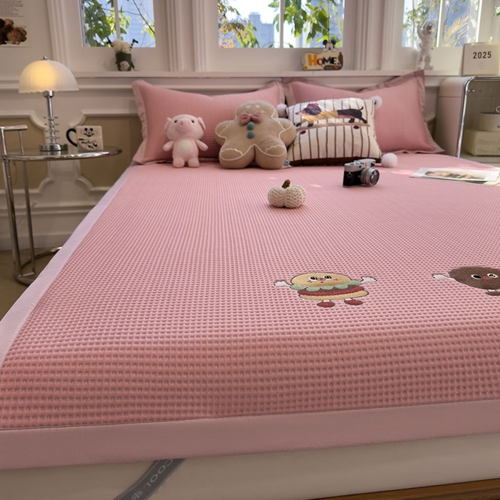 91家纺网 家纺一手货源 找家纺 宜派家纺 2026新款乙纶冰豆豆凉席卡通刺绣印花小红书爆款凉豆豆绣花床席凉感值过0.21冰丝席 可可喵派-床席