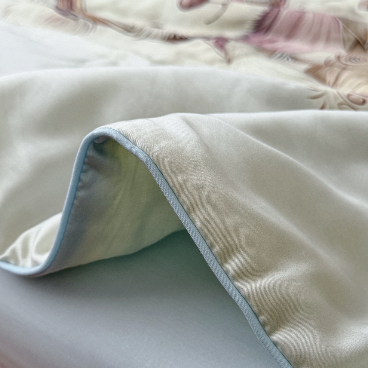 91家纺网 家纺一手货源 找家纺 萌宝家纺 2026新款60S兰精天丝儿童夏被幼儿园大豆夏凉被三件套 飞机小熊