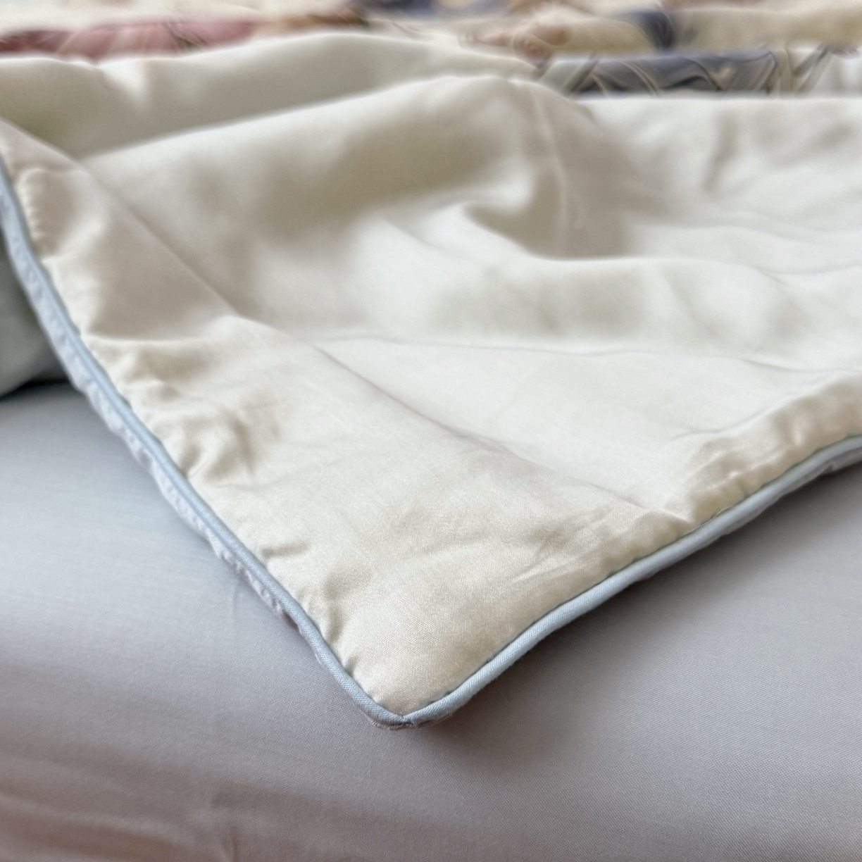 91家纺网 家纺一手货源 找家纺 萌宝家纺 2026新款60S兰精天丝儿童夏被幼儿园大豆夏凉被三件套 飞机小熊