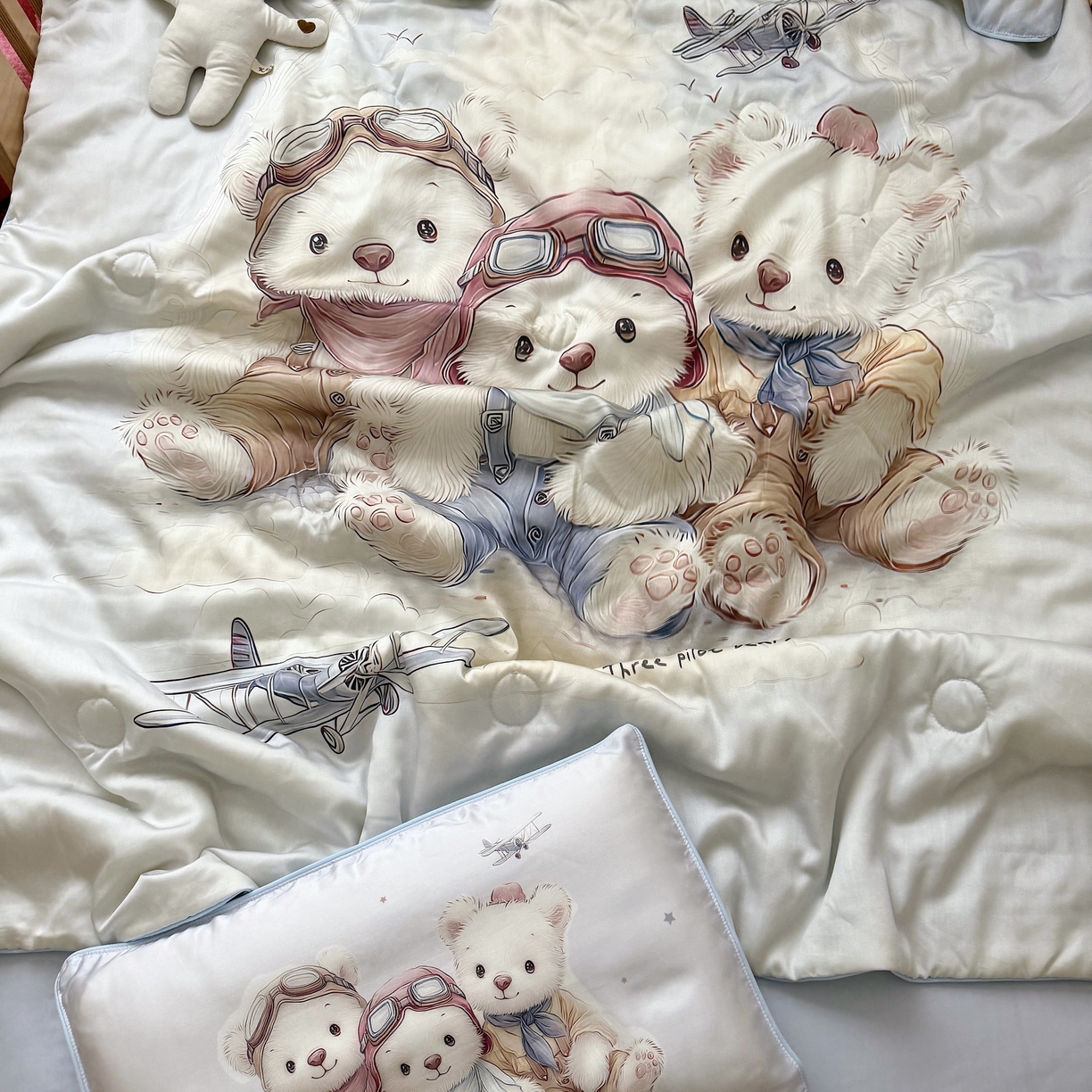 91家纺网 家纺一手货源 找家纺 萌宝家纺 2026新款60S兰精天丝儿童夏被幼儿园大豆夏凉被三件套 飞机小熊