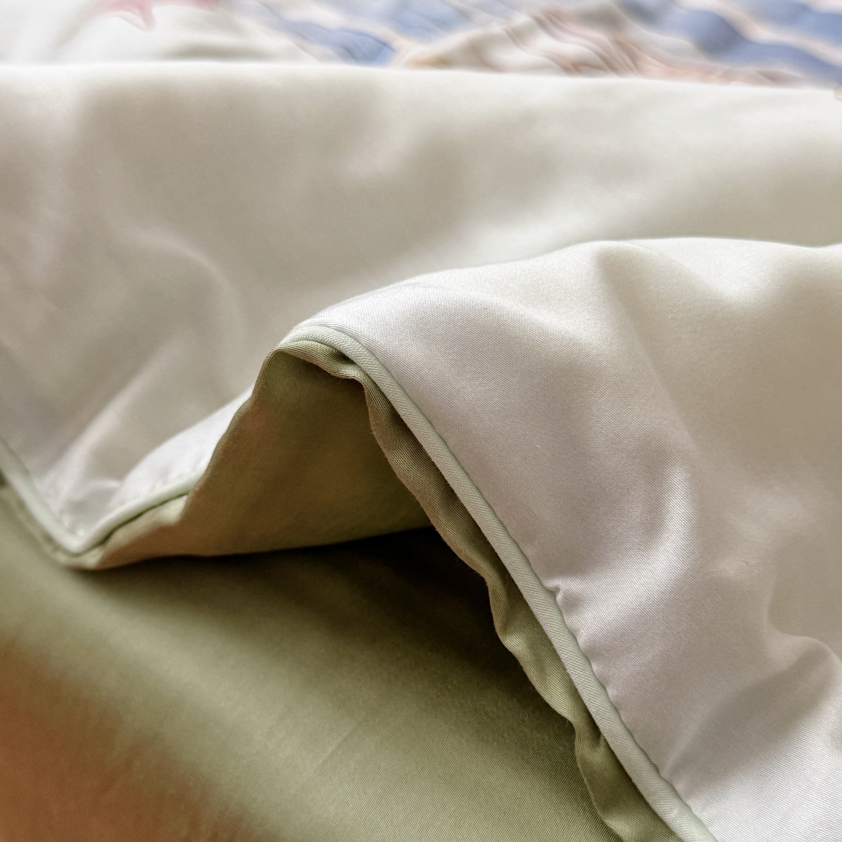 91家纺网 家纺一手货源 找家纺 萌宝家纺 2026新款60S兰精天丝儿童夏被幼儿园大豆夏凉被三件套 海盗恐龙