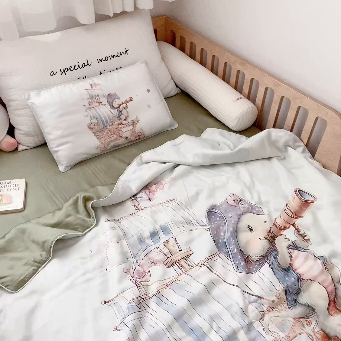 91家纺网 家纺一手货源 找家纺 萌宝家纺 2026新款60S兰精天丝儿童夏被幼儿园大豆夏凉被三件套 海盗恐龙