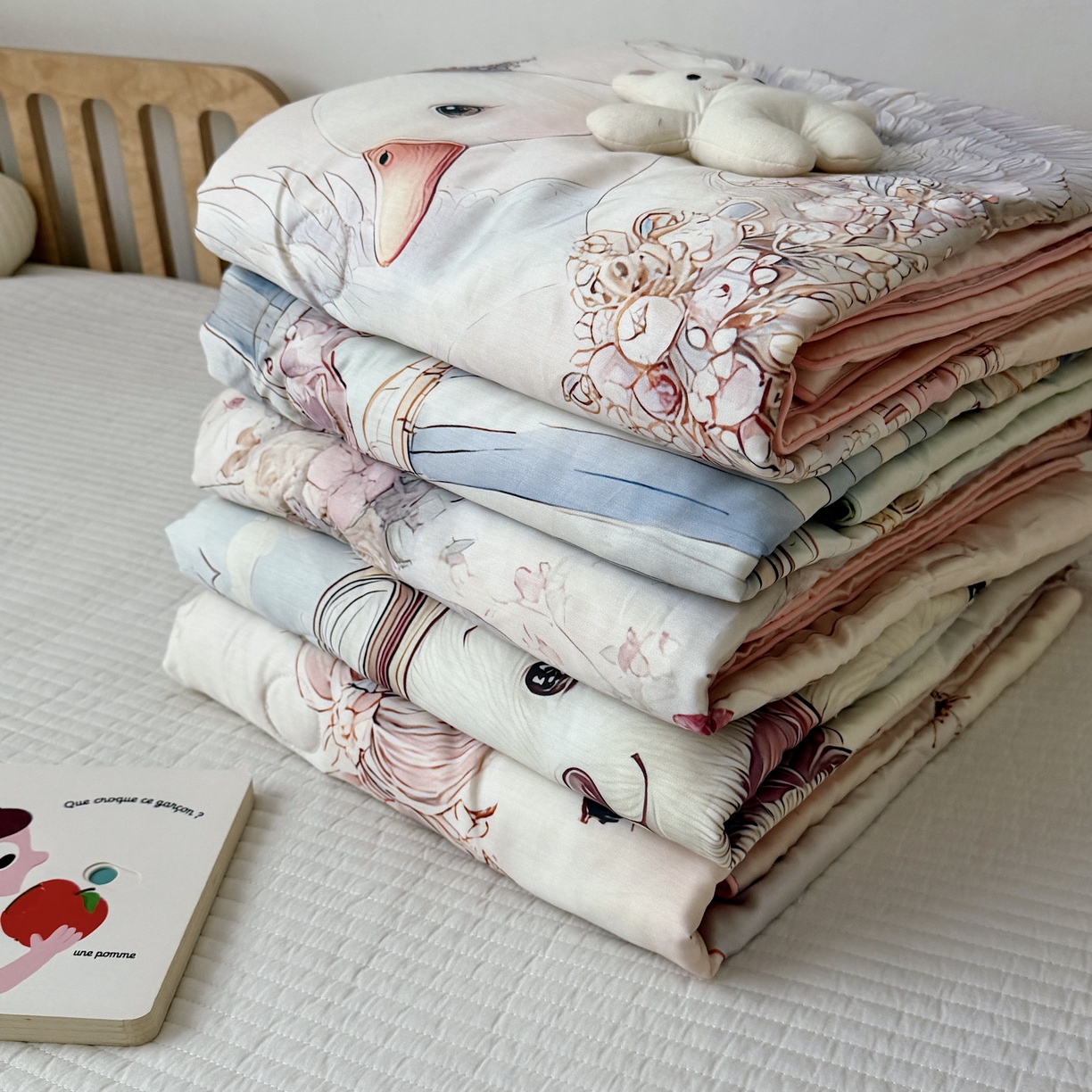 91家纺网 家纺一手货源 找家纺 萌宝家纺 2026新款60S兰精天丝儿童夏被幼儿园大豆夏凉被三件套 淑女猫咪