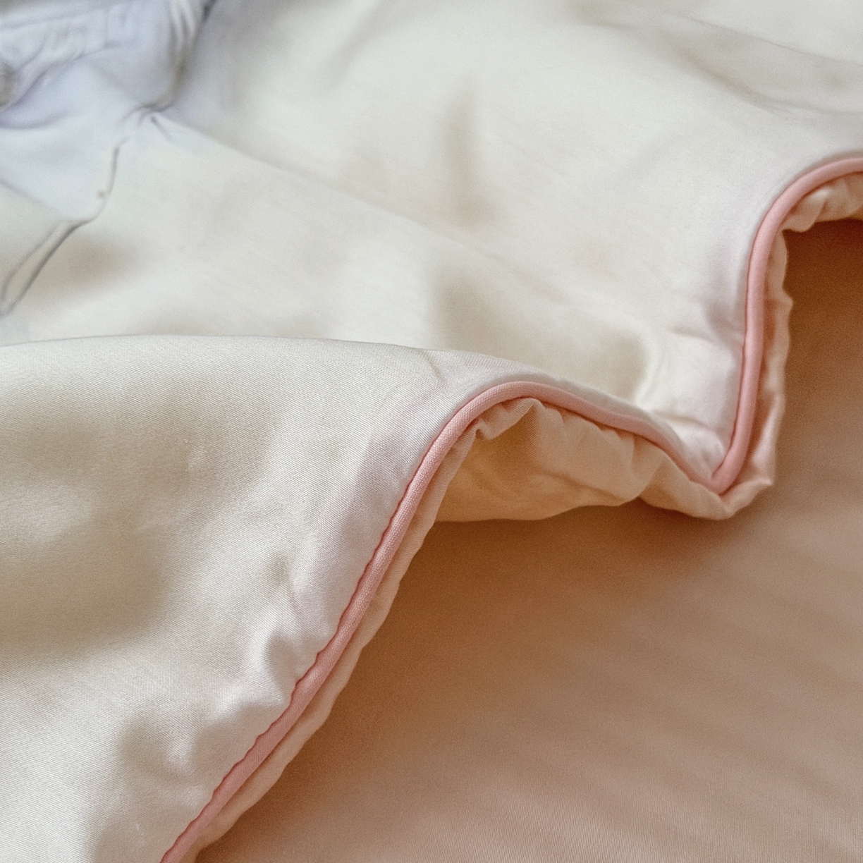 91家纺网 家纺一手货源 找家纺 萌宝家纺 2026新款60S兰精天丝儿童夏被幼儿园大豆夏凉被三件套 淑女猫咪