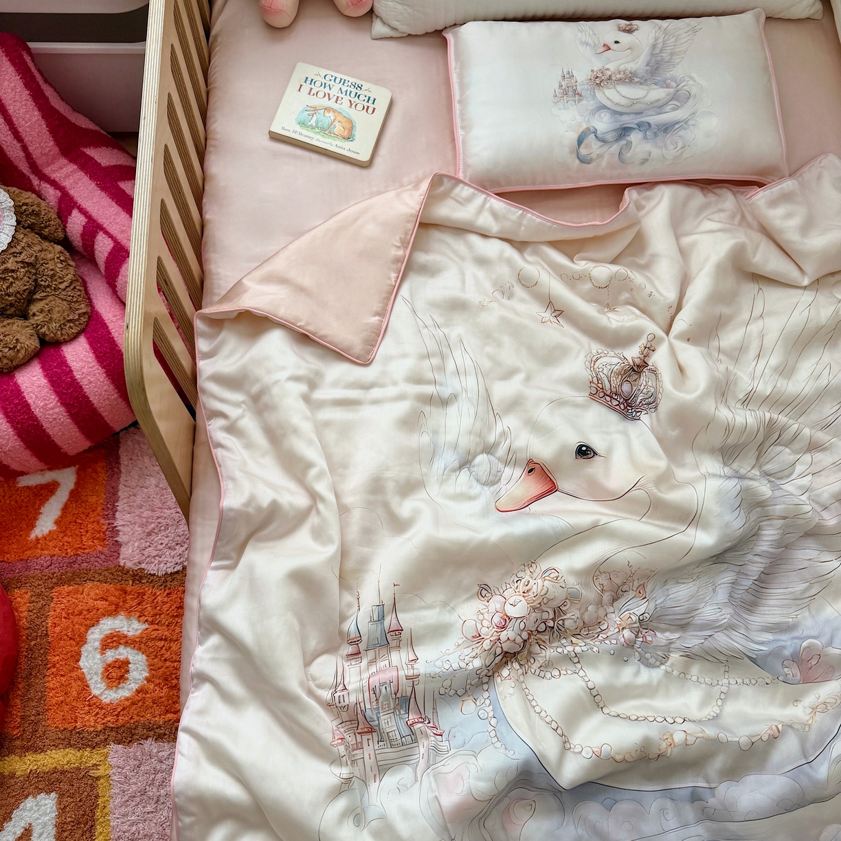 91家纺网 家纺一手货源 找家纺 萌宝家纺 2026新款60S兰精天丝儿童夏被幼儿园大豆夏凉被三件套 天鹅公主