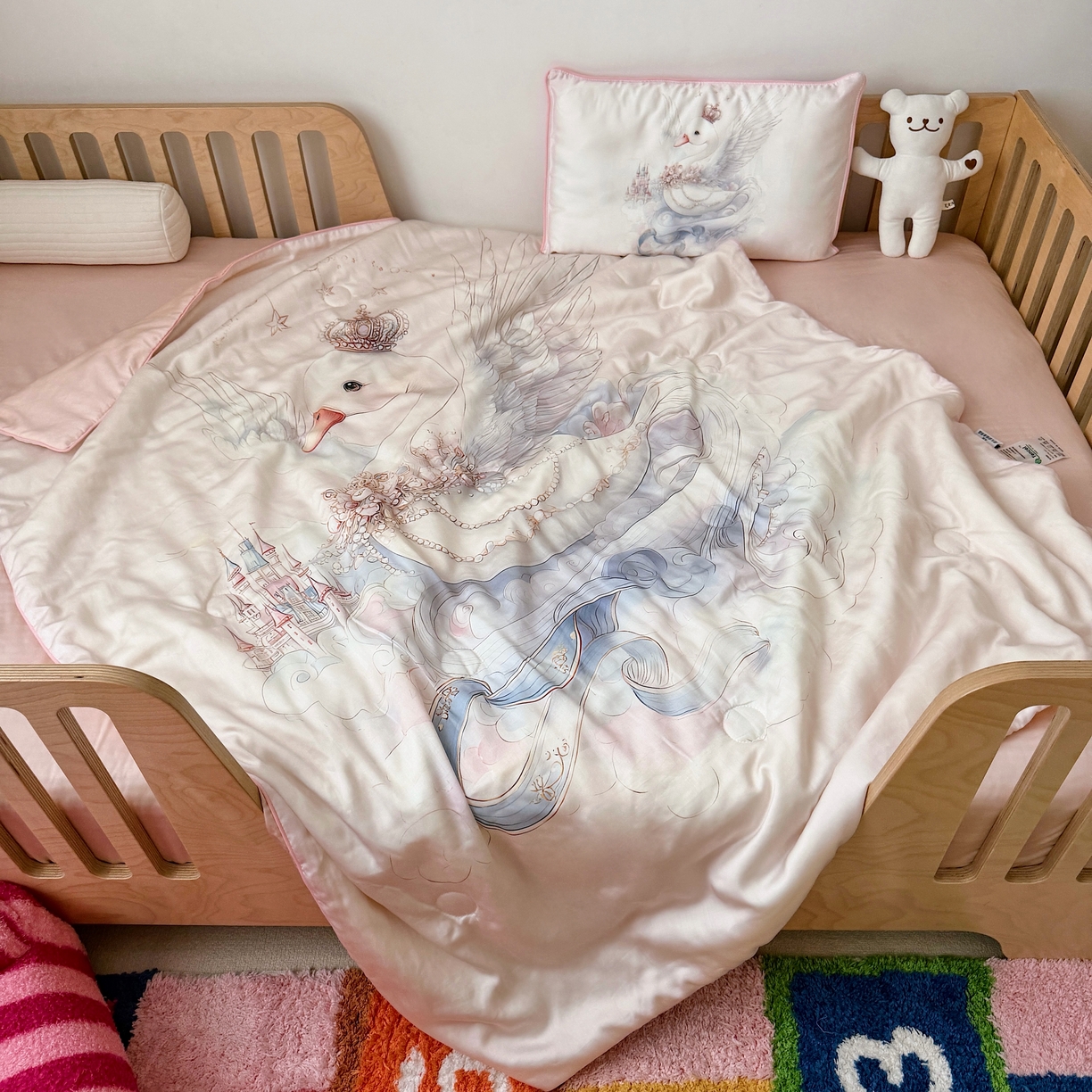 91家纺网 家纺一手货源 找家纺 萌宝家纺 2026新款60S兰精天丝儿童夏被幼儿园大豆夏凉被三件套 天鹅公主