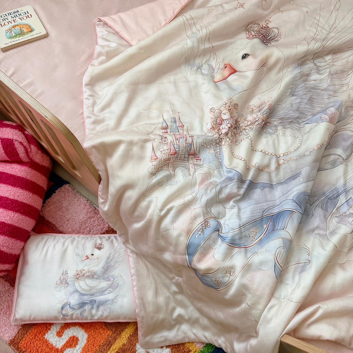 91家纺网 家纺一手货源 找家纺 萌宝家纺 2026新款60S兰精天丝儿童夏被幼儿园大豆夏凉被三件套 天鹅公主