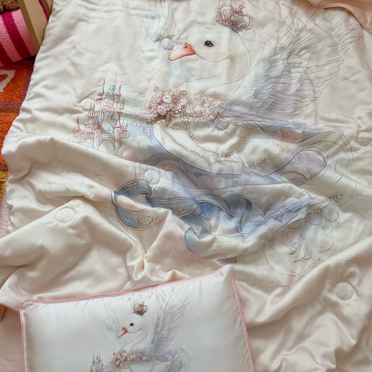 91家纺网 家纺一手货源 找家纺 萌宝家纺 2026新款60S兰精天丝儿童夏被幼儿园大豆夏凉被三件套 天鹅公主