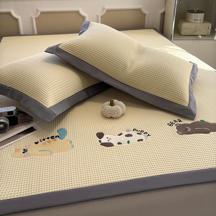 91家纺网 家纺一手货源 找家纺 宜派家纺 2026新款乙纶冰豆豆凉席卡通刺绣印花小红书爆款凉豆豆绣花床席凉感值过0.21冰丝席 懒懒小憩-床席