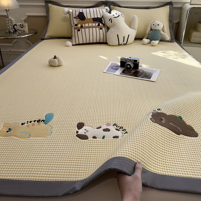 91家纺网 家纺一手货源 找家纺 宜派家纺 2026新款乙纶冰豆豆凉席卡通刺绣印花小红书爆款凉豆豆绣花床席凉感值过0.21冰丝席 懒懒小憩-床席