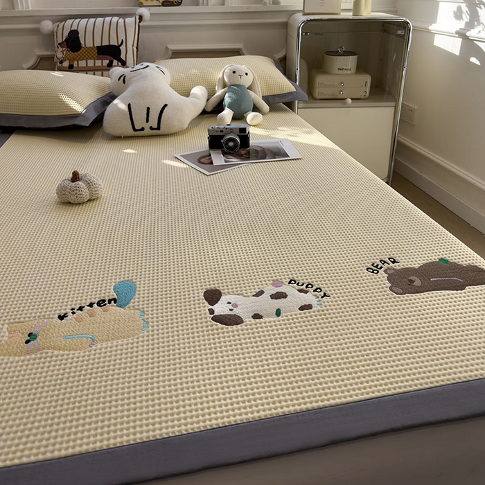 91家纺网 家纺一手货源 找家纺 宜派家纺 2026新款乙纶冰豆豆凉席卡通刺绣印花小红书爆款凉豆豆绣花床席凉感值过0.21冰丝席 懒懒小憩-床席