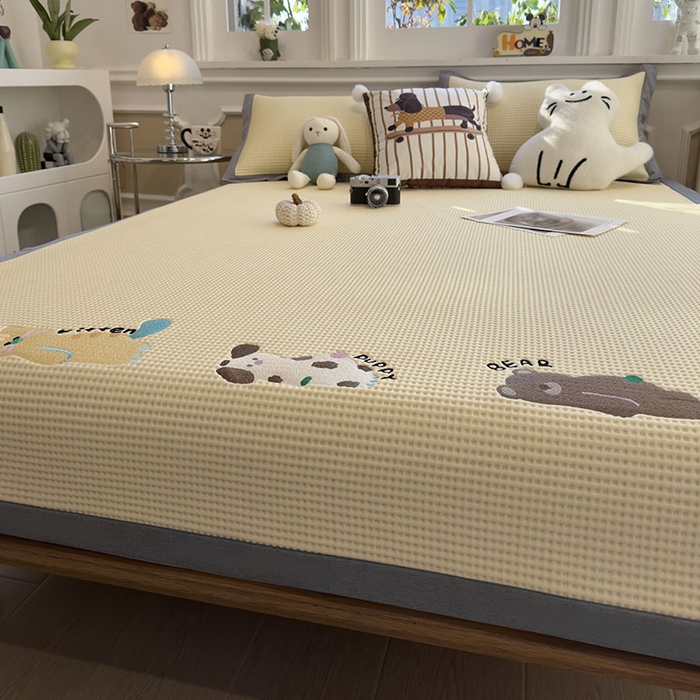 91家纺网 家纺一手货源 找家纺 宜派家纺 2026新款乙纶冰豆豆凉席卡通刺绣印花小红书爆款凉豆豆绣花床席凉感值过0.21冰丝席 懒懒小憩-床席