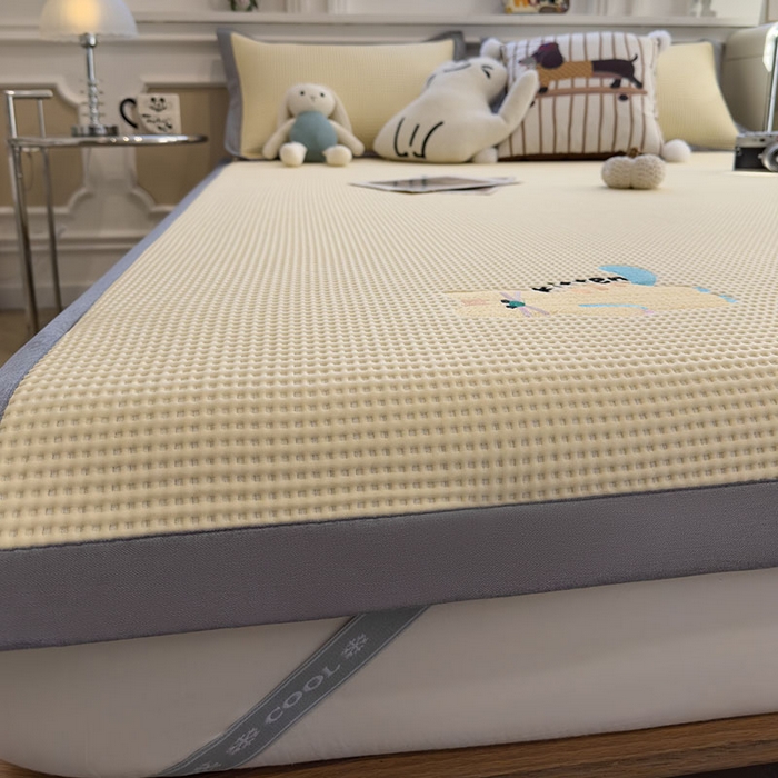 91家纺网 家纺一手货源 找家纺 宜派家纺 2026新款乙纶冰豆豆凉席卡通刺绣印花小红书爆款凉豆豆绣花床席凉感值过0.21冰丝席 懒懒小憩-床席