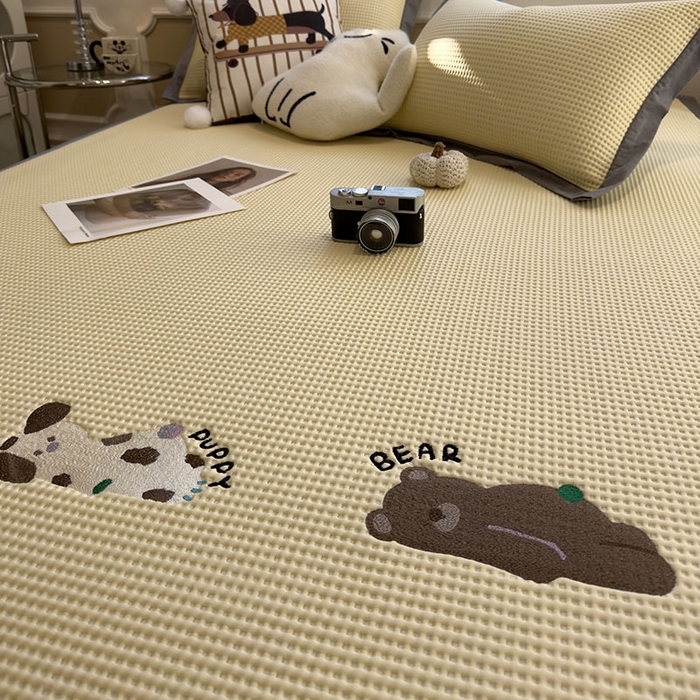 91家纺网 家纺一手货源 找家纺 宜派家纺 2026新款乙纶冰豆豆凉席卡通刺绣印花小红书爆款凉豆豆绣花床席凉感值过0.21冰丝席 懒懒小憩-床席