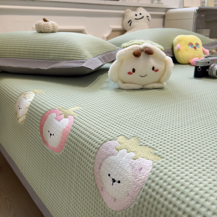 91家纺网 家纺一手货源 找家纺 宜派家纺 2026新款乙纶冰豆豆凉席卡通刺绣印花小红书爆款凉豆豆绣花床席凉感值过0.21冰丝席 奶冻喵-果绿-床席