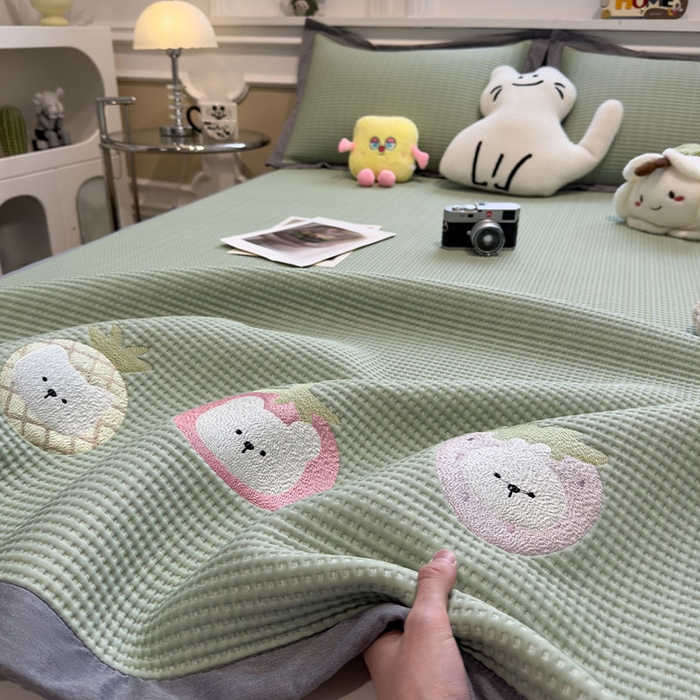 91家纺网 家纺一手货源 找家纺 宜派家纺 2026新款乙纶冰豆豆凉席卡通刺绣印花小红书爆款凉豆豆绣花床席凉感值过0.21冰丝席 奶冻喵-果绿-床席
