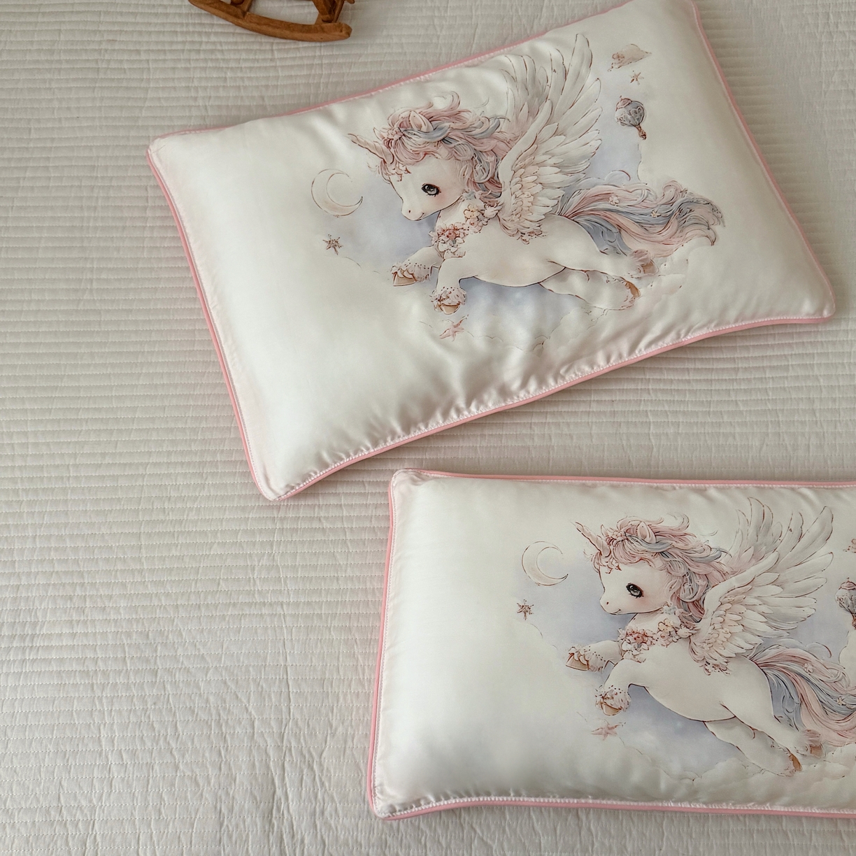 91家纺网 家纺一手货源 找家纺 萌宝家纺 2026新款60S兰精天丝儿童枕套幼儿园枕头 独角小马