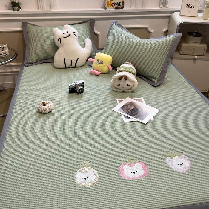 91家纺网 家纺一手货源 找家纺 宜派家纺 2026新款乙纶冰豆豆凉席卡通刺绣印花小红书爆款凉豆豆绣花床席凉感值过0.21冰丝席 奶冻喵-果绿-床席