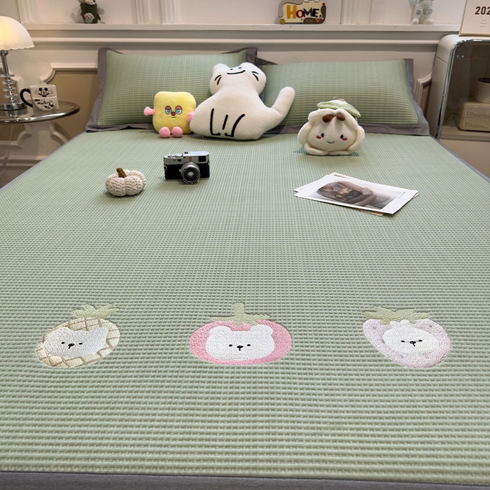 91家纺网 家纺一手货源 找家纺 宜派家纺 2026新款乙纶冰豆豆凉席卡通刺绣印花小红书爆款凉豆豆绣花床席凉感值过0.21冰丝席 奶冻喵-果绿-床席