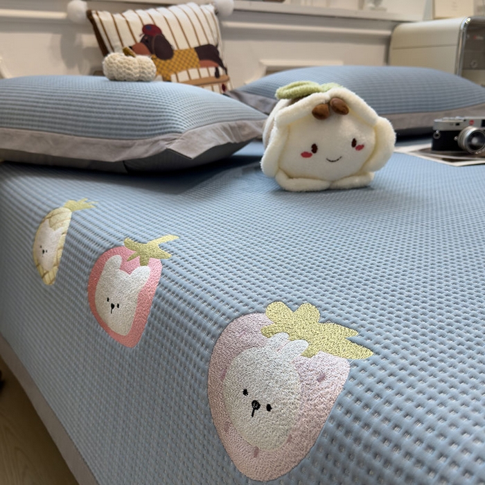 91家纺网 家纺一手货源 找家纺 宜派家纺 2026新款乙纶冰豆豆凉席卡通刺绣印花小红书爆款凉豆豆绣花床席凉感值过0.21冰丝席 奶冻喵-蓝-床席