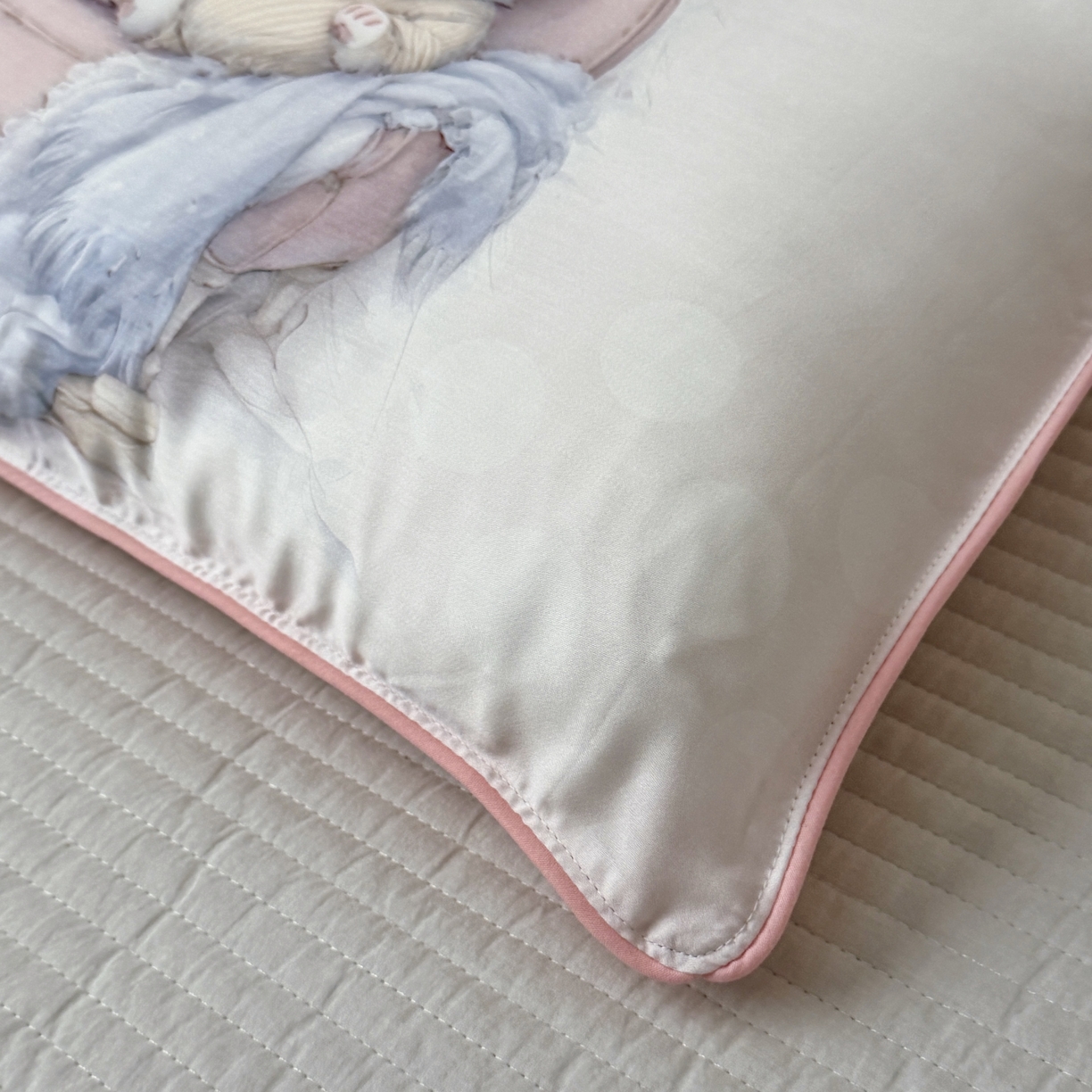 91家纺网 家纺一手货源 找家纺 萌宝家纺 2026新款60S兰精天丝儿童枕套幼儿园枕头 淑女小猫