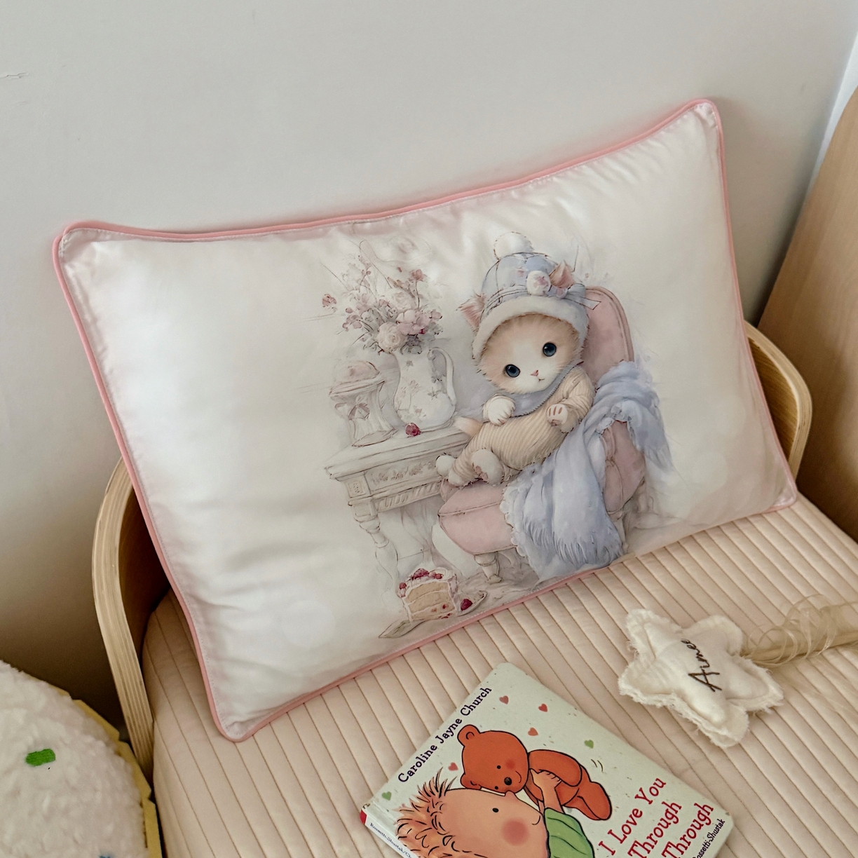 91家纺网 家纺一手货源 找家纺 萌宝家纺 2026新款60S兰精天丝儿童枕套幼儿园枕头 淑女小猫