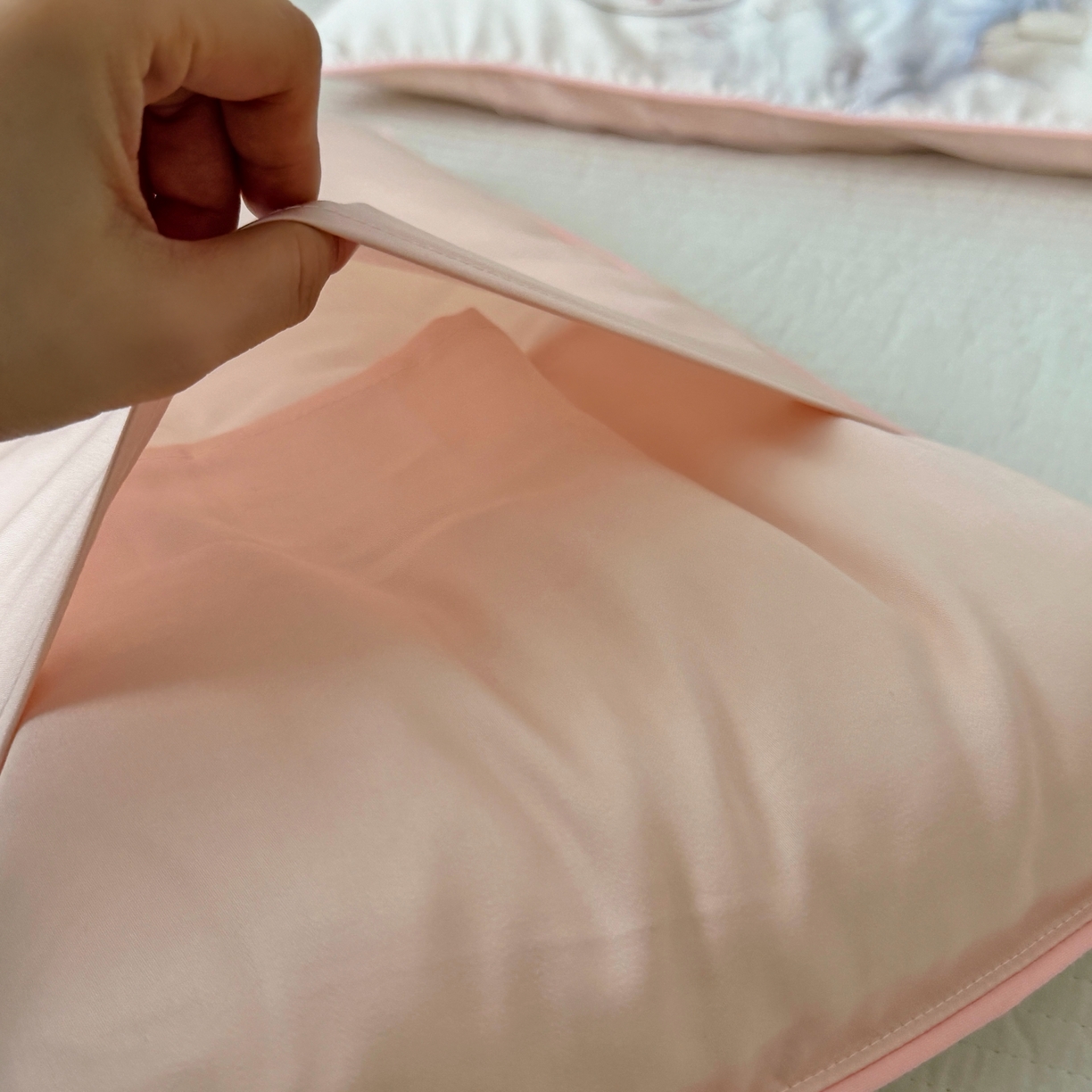 91家纺网 家纺一手货源 找家纺 萌宝家纺 2026新款60S兰精天丝儿童枕套幼儿园枕头 淑女小猫