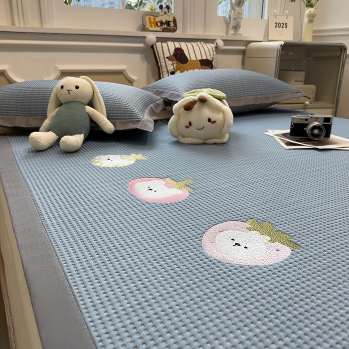 91家纺网 家纺一手货源 找家纺 宜派家纺 2026新款乙纶冰豆豆凉席卡通刺绣印花小红书爆款凉豆豆绣花床席凉感值过0.21冰丝席 奶冻喵-蓝-床席