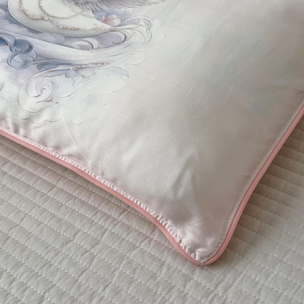 91家纺网 家纺一手货源 找家纺 萌宝家纺 2026新款60S兰精天丝儿童枕套幼儿园枕头 天鹅公主