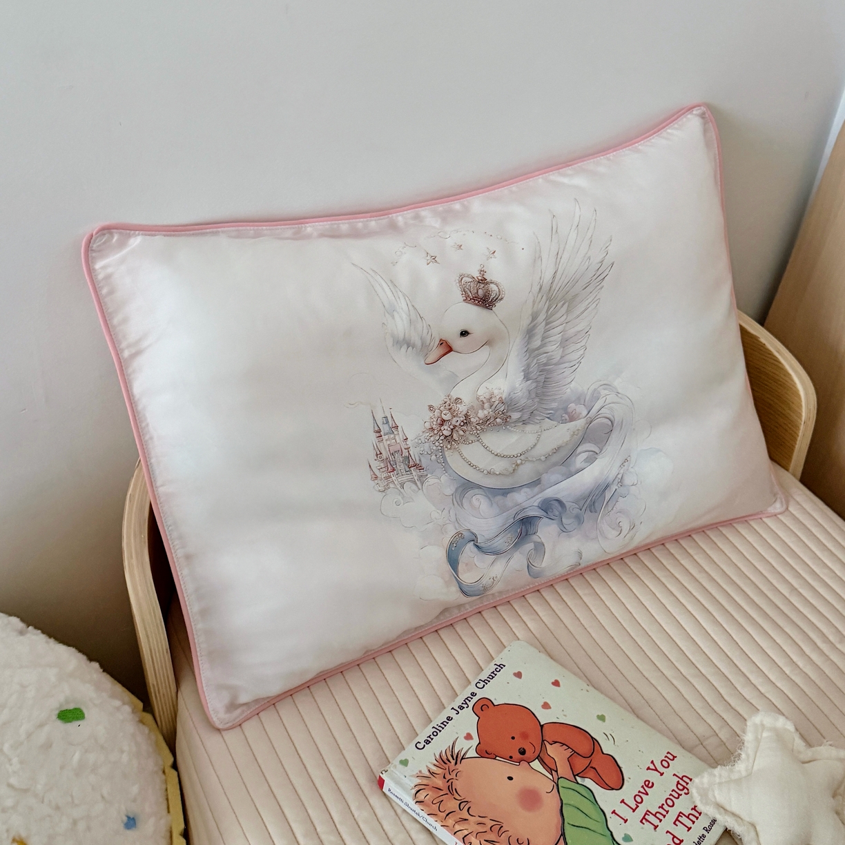 91家纺网 家纺一手货源 找家纺 萌宝家纺 2026新款60S兰精天丝儿童枕套幼儿园枕头 天鹅公主