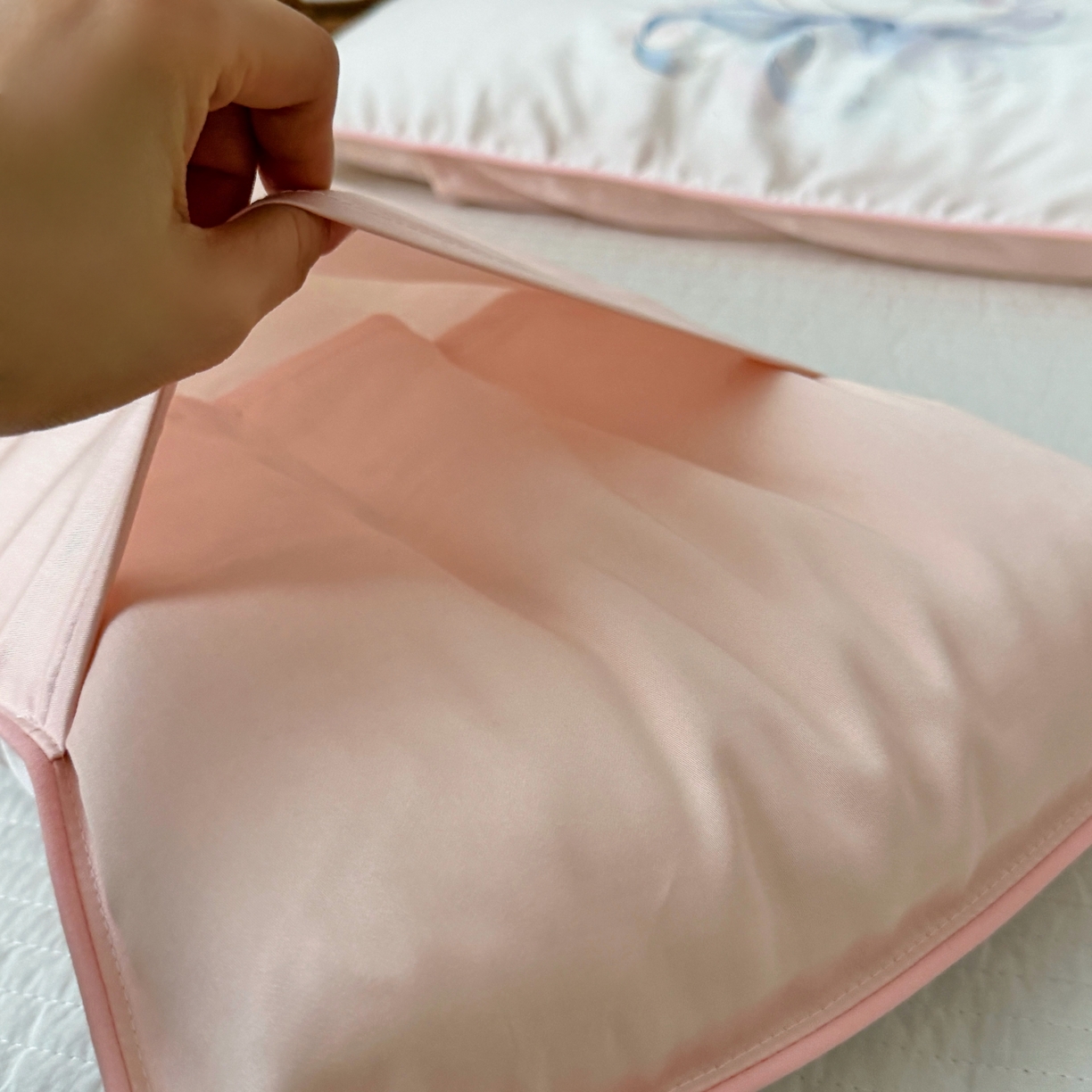 91家纺网 家纺一手货源 找家纺 萌宝家纺 2026新款60S兰精天丝儿童枕套幼儿园枕头 天鹅公主