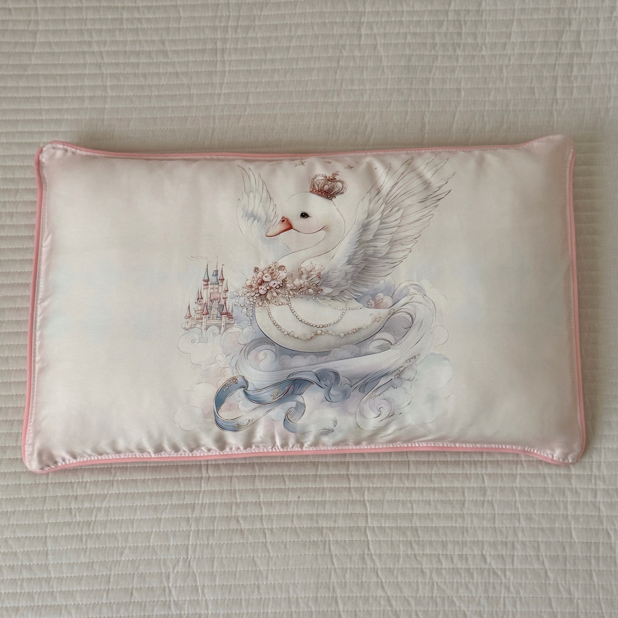 91家纺网 家纺一手货源 找家纺 萌宝家纺 2026新款60S兰精天丝儿童枕套幼儿园枕头 天鹅公主