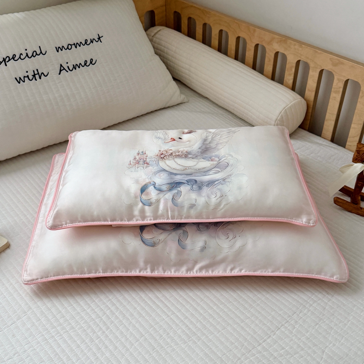 91家纺网 家纺一手货源 找家纺 萌宝家纺 2026新款60S兰精天丝儿童枕套幼儿园枕头 天鹅公主