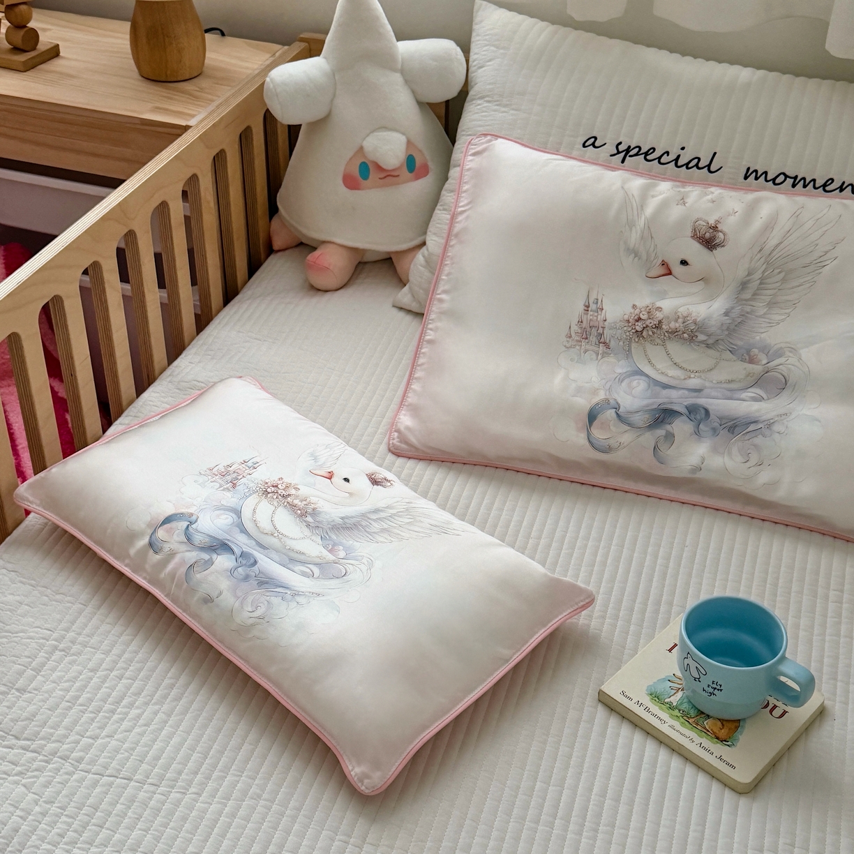 91家纺网 家纺一手货源 找家纺 萌宝家纺 2026新款60S兰精天丝儿童枕套幼儿园枕头 天鹅公主