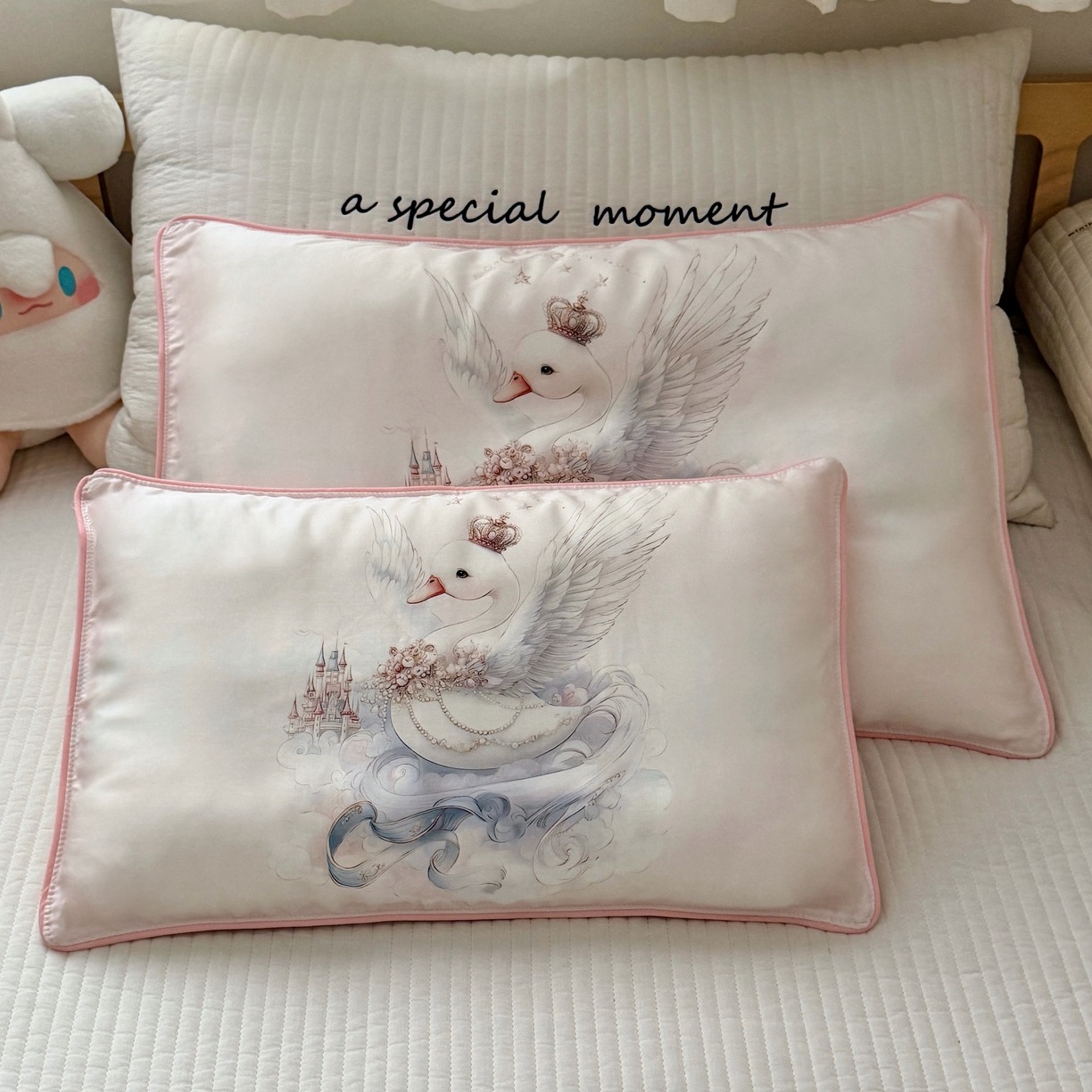 91家纺网 家纺一手货源 找家纺 萌宝家纺 2026新款60S兰精天丝儿童枕套幼儿园枕头 天鹅公主