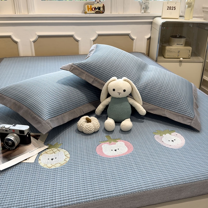 91家纺网 家纺一手货源 找家纺 宜派家纺 2026新款乙纶冰豆豆凉席卡通刺绣印花小红书爆款凉豆豆绣花床席凉感值过0.21冰丝席 奶冻喵-蓝-床席