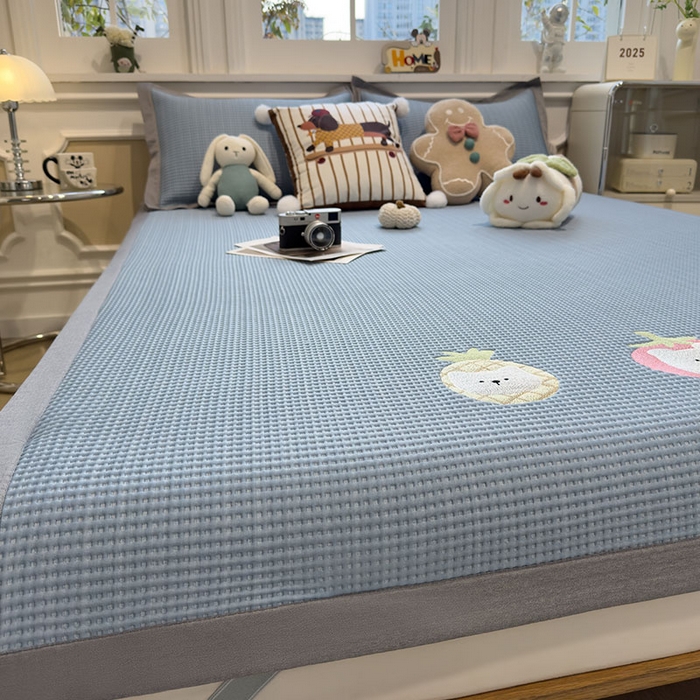 91家纺网 家纺一手货源 找家纺 宜派家纺 2026新款乙纶冰豆豆凉席卡通刺绣印花小红书爆款凉豆豆绣花床席凉感值过0.21冰丝席 奶冻喵-蓝-床席