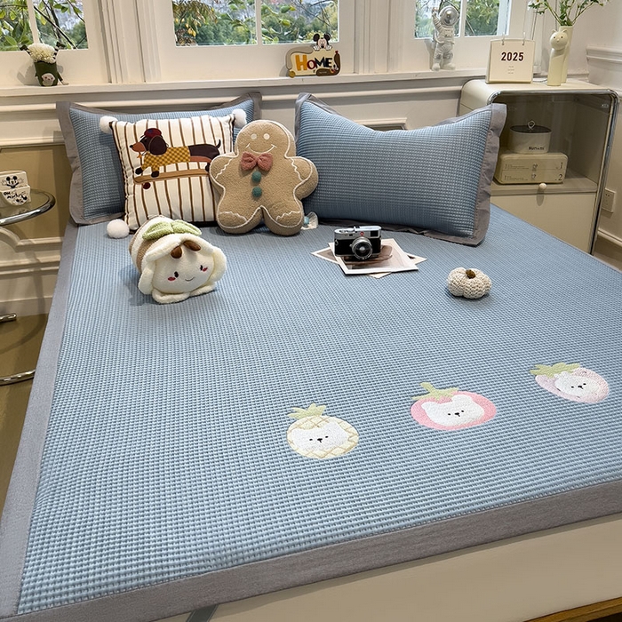 91家纺网 家纺一手货源 找家纺 宜派家纺 2026新款乙纶冰豆豆凉席卡通刺绣印花小红书爆款凉豆豆绣花床席凉感值过0.21冰丝席 奶冻喵-蓝-床席