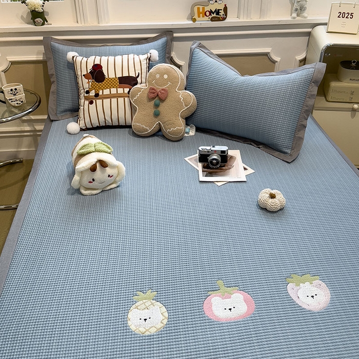 91家纺网 家纺一手货源 找家纺 宜派家纺 2026新款乙纶冰豆豆凉席卡通刺绣印花小红书爆款凉豆豆绣花床席凉感值过0.21冰丝席 奶冻喵-蓝-床席