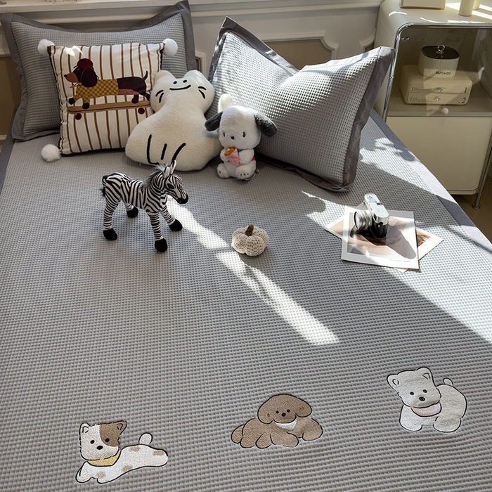 91家纺网 家纺一手货源 找家纺 宜派家纺 2026新款乙纶冰豆豆凉席卡通刺绣印花小红书爆款凉豆豆绣花床席凉感值过0.21冰丝席 躺躺岛-灰-床席