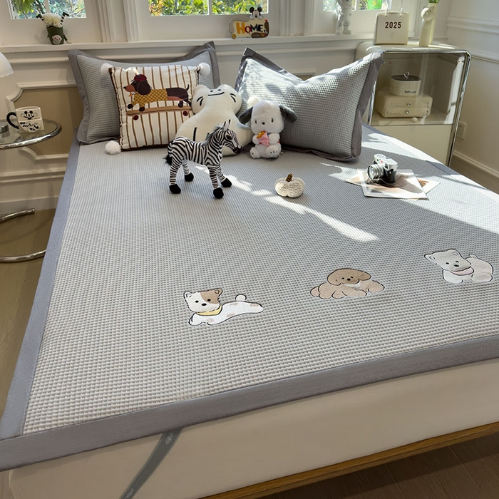 91家纺网 家纺一手货源 找家纺 宜派家纺 2026新款乙纶冰豆豆凉席卡通刺绣印花小红书爆款凉豆豆绣花床席凉感值过0.21冰丝席 躺躺岛-灰-床席