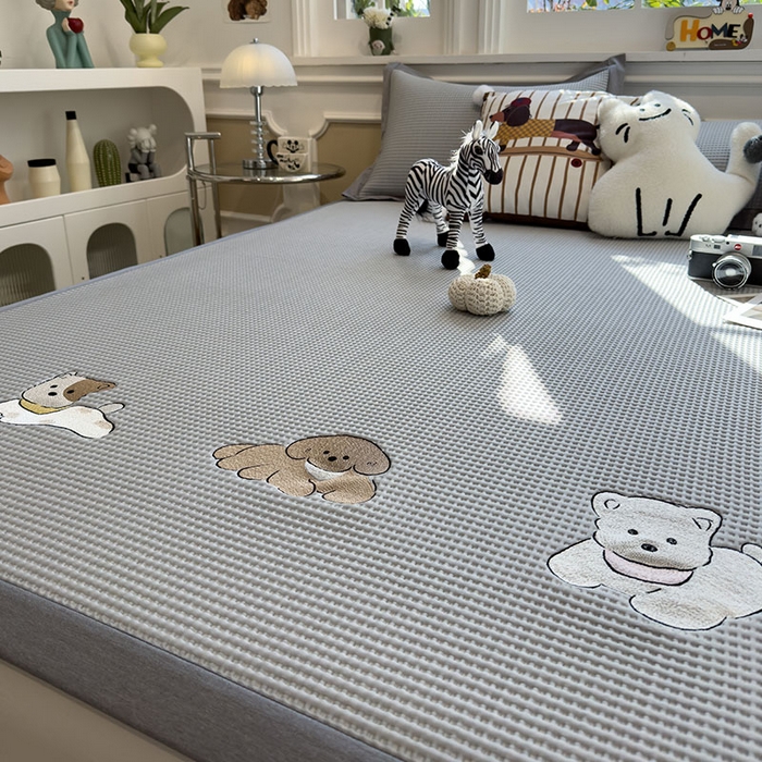 91家纺网 家纺一手货源 找家纺 宜派家纺 2026新款乙纶冰豆豆凉席卡通刺绣印花小红书爆款凉豆豆绣花床席凉感值过0.21冰丝席 躺躺岛-灰-床席