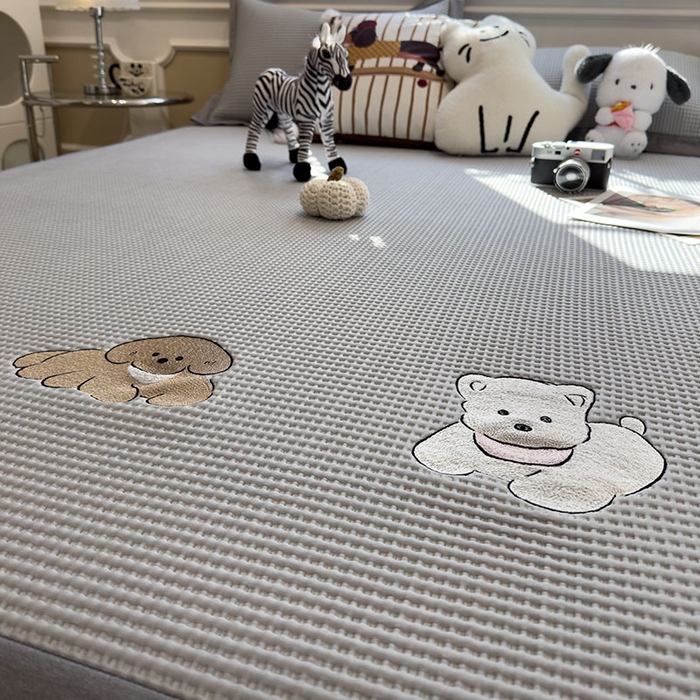 91家纺网 家纺一手货源 找家纺 宜派家纺 2026新款乙纶冰豆豆凉席卡通刺绣印花小红书爆款凉豆豆绣花床席凉感值过0.21冰丝席 躺躺岛-灰-床席