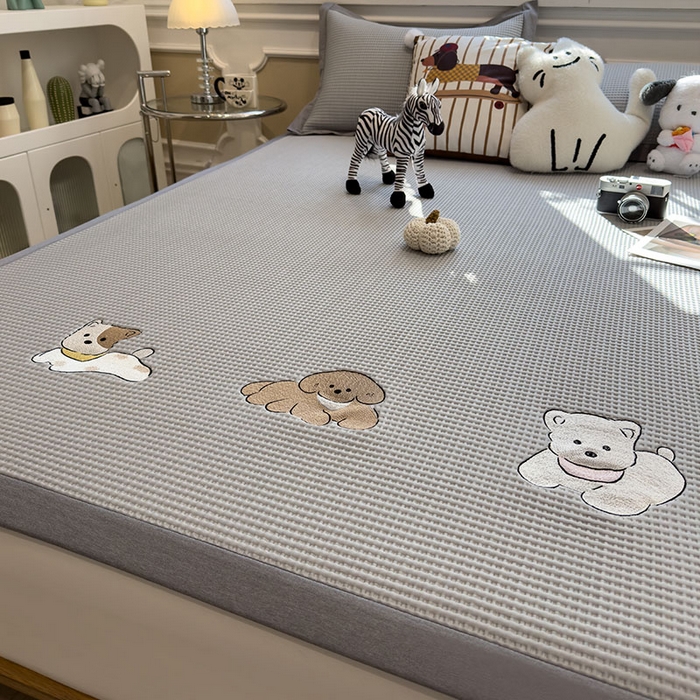 91家纺网 家纺一手货源 找家纺 宜派家纺 2026新款乙纶冰豆豆凉席卡通刺绣印花小红书爆款凉豆豆绣花床席凉感值过0.21冰丝席 躺躺岛-灰-床席